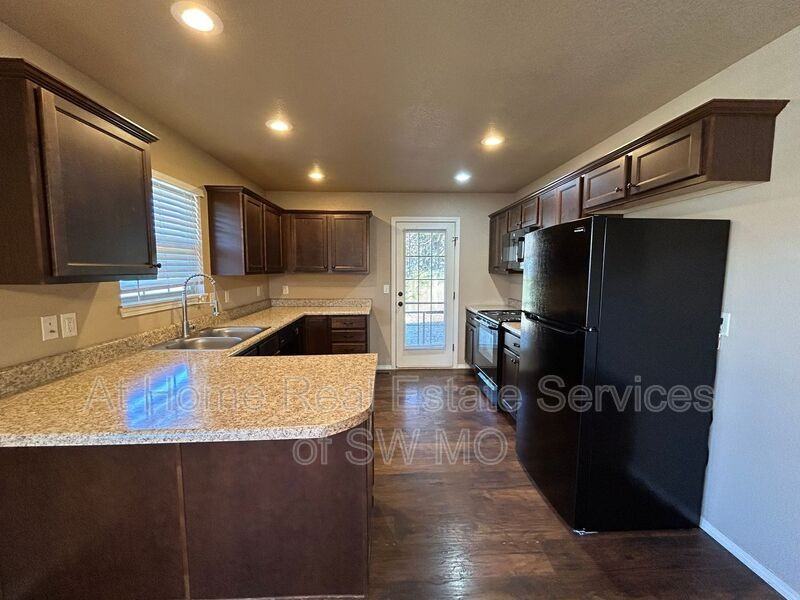 3236 N Travis Ave - Photo 5 of 12