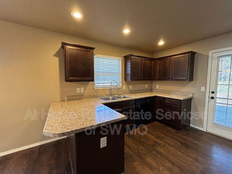 3236 N Travis Ave - Photo 6 of 12