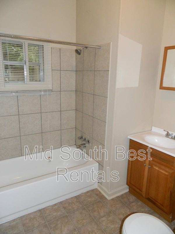 961 N Willett St - Photo 4 of 5