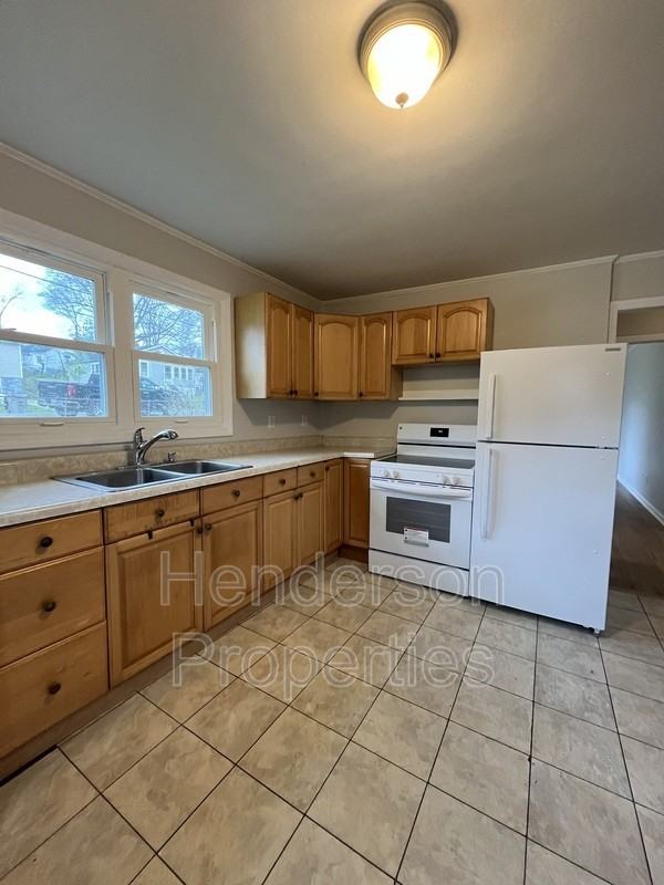 1506 Seigle Ave - Photo 5 of 12