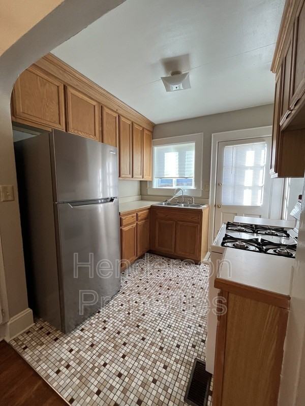 2109 Kenmore Ave - Photo 4 of 8