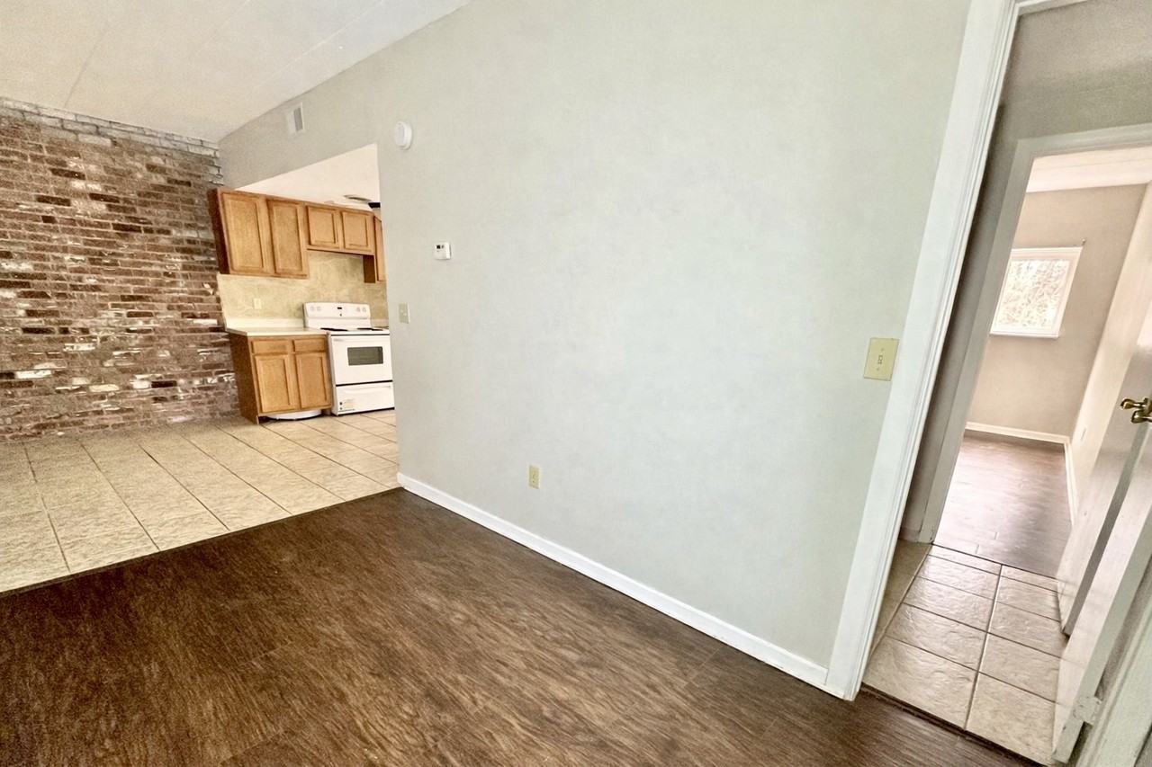 BRADFORD APARTMENTS -- 094 - Photo 4 of 21