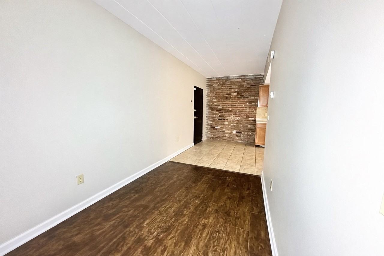 BRADFORD APARTMENTS -- 094 - Photo 5 of 21