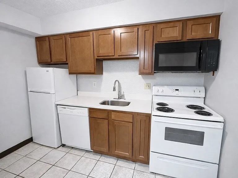 SAXONY APARTMENTS -- 019 - Photo 6 of 8