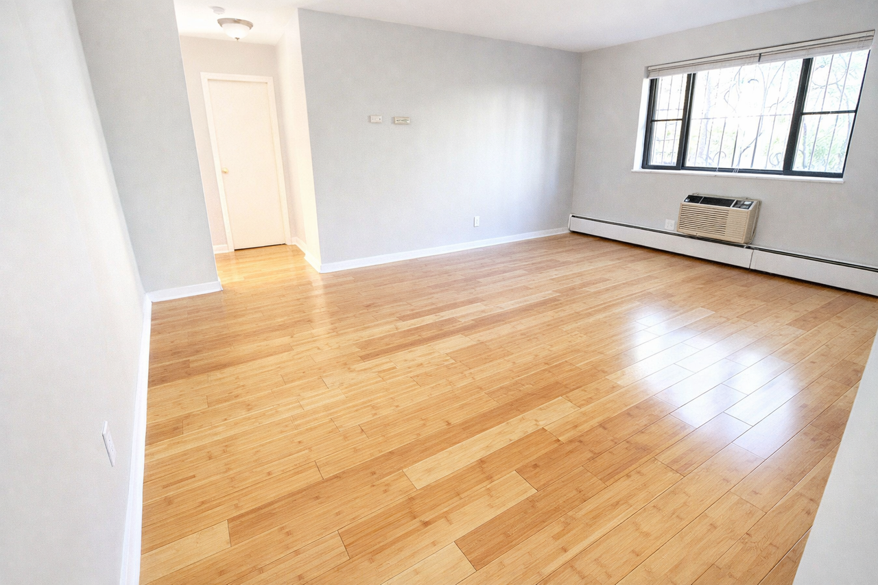 ANITA HALL -- 197 - Photo 6 of 24