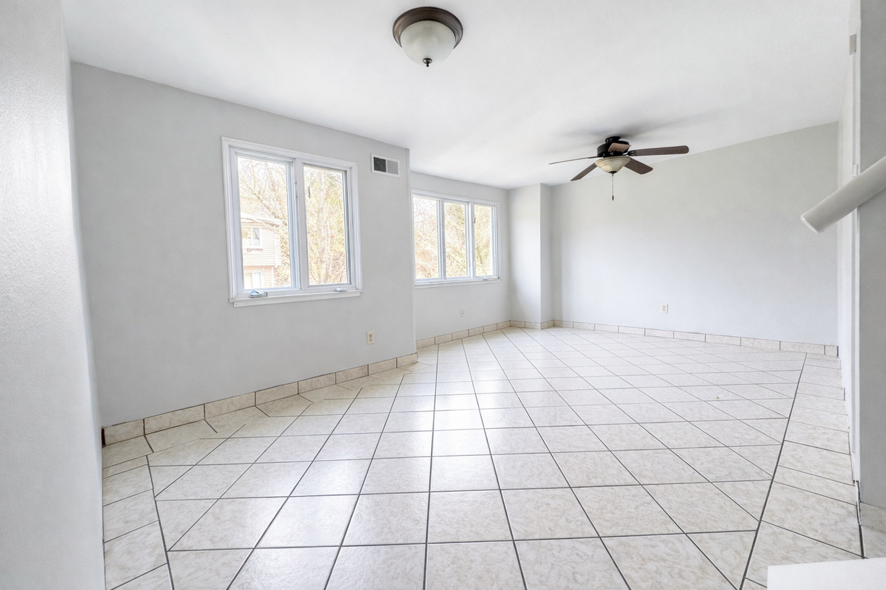 LINCOLN WAY TOWNHOUSES -- 010 - Photo 4 of 11