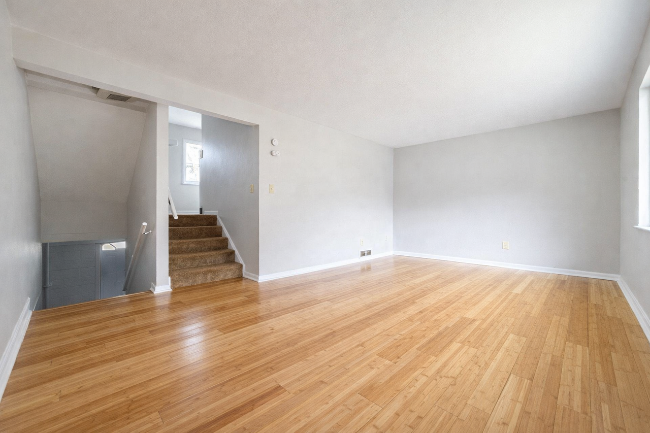 LINCOLN WAY TOWNHOUSES -- 010 - Photo 5 of 11