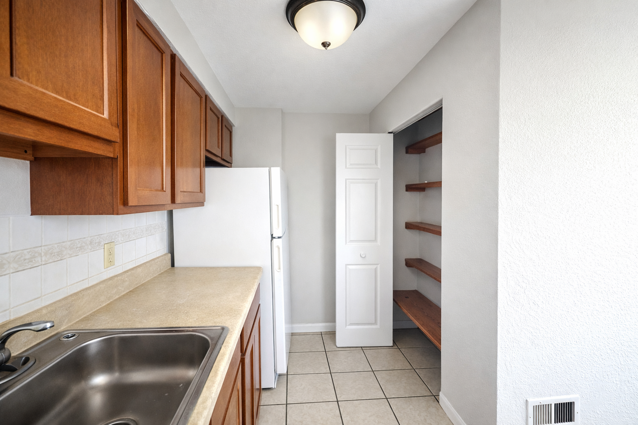 LINCOLN WAY TOWNHOUSES -- 010 - Photo 7 of 11