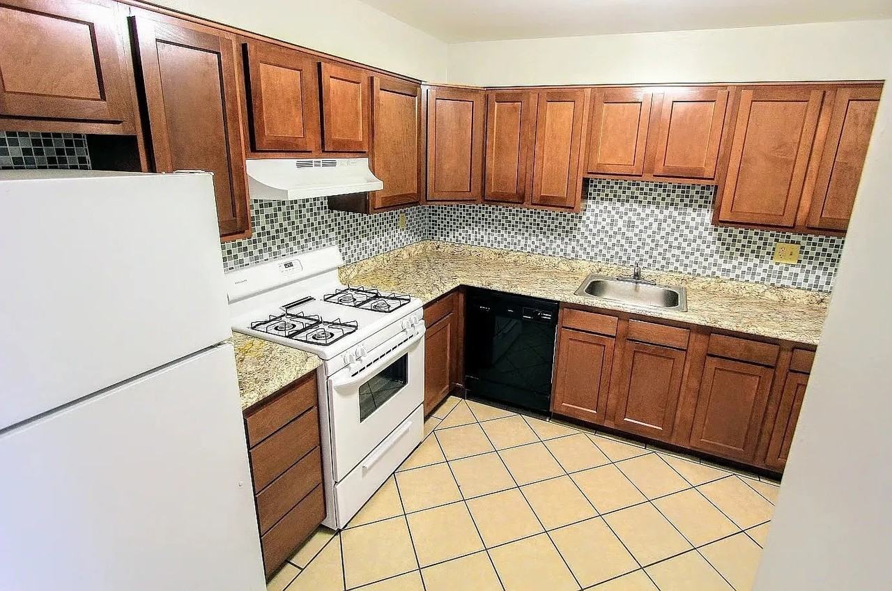 EAST END AVENUE -- 084 - Photo 5 of 17