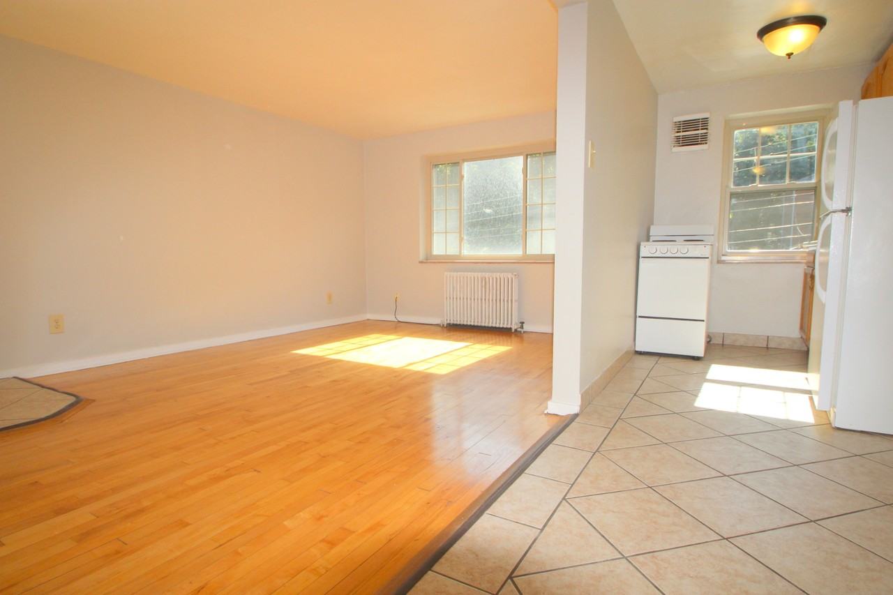 KINGSLEY APARTMENTS -- 013 - Photo 3 of 26