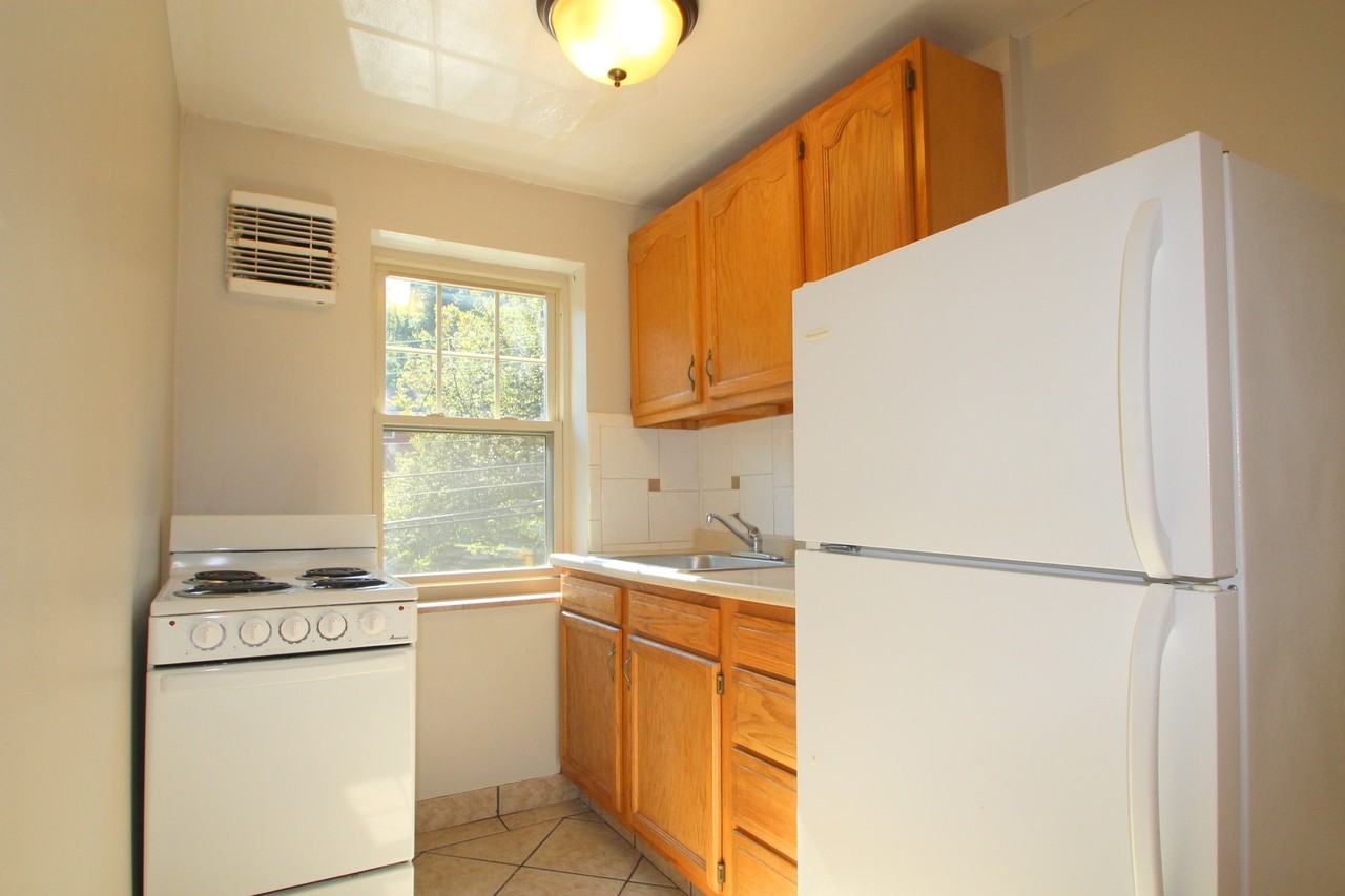 KINGSLEY APARTMENTS -- 013 - Photo 4 of 26