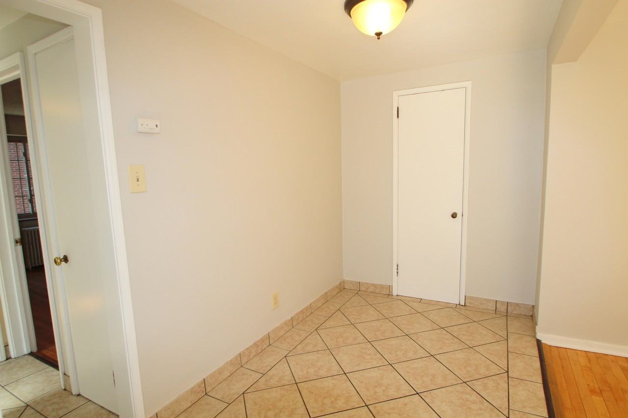 KINGSLEY APARTMENTS -- 013 - Photo 5 of 26