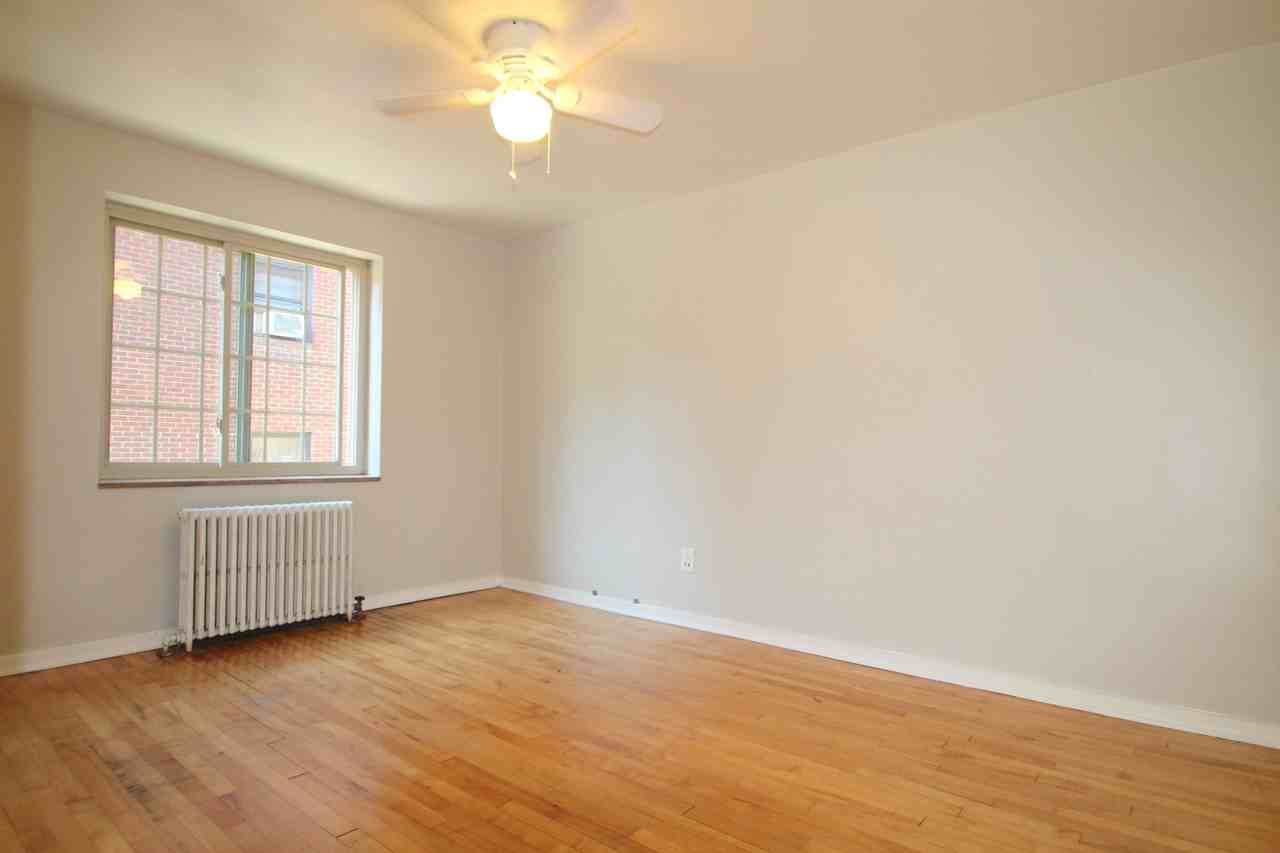 KINGSLEY APARTMENTS -- 013 - Photo 7 of 26