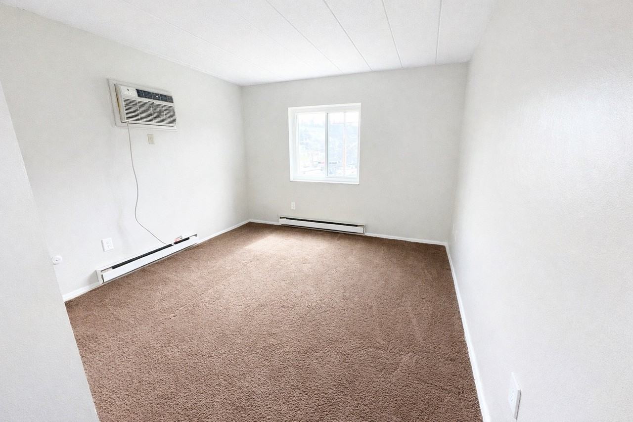 LYNWOOD APARTMENTS -- 001 - Photo 6 of 7