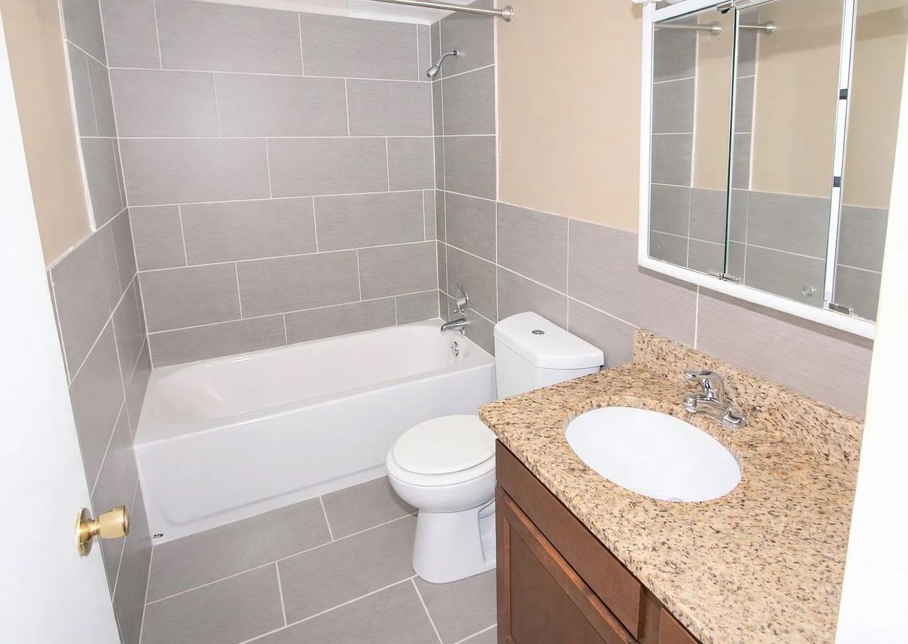 FIFTH ST-231/233 -- 206 - Photo 5 of 6