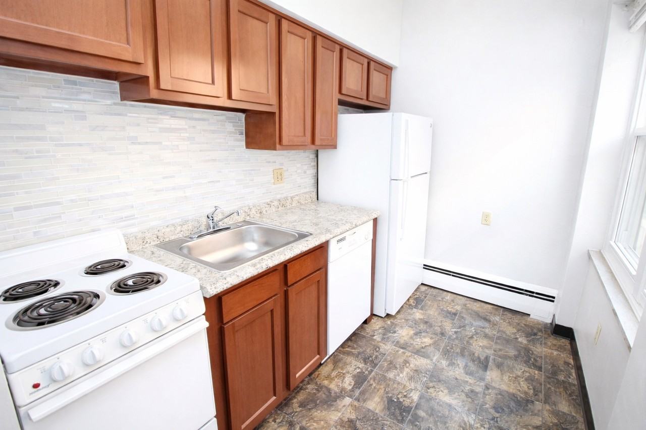 HIGHLAND MANOR APARTMENTS -- 020 - Photo 6 of 25