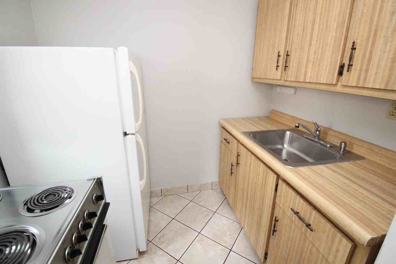 FENWYCK APARTMENTS -- 024 - Photo 5 of 9