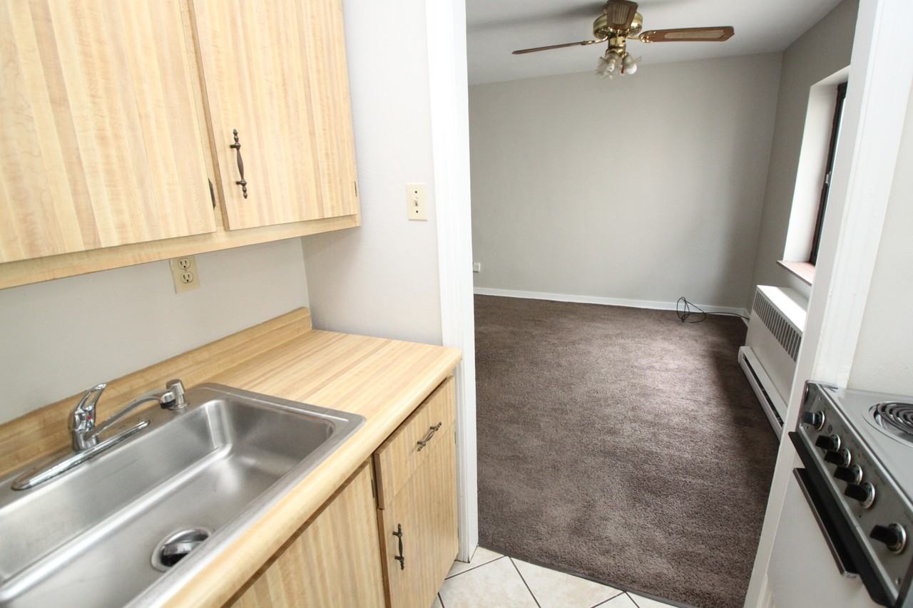 FENWYCK APARTMENTS -- 024 - Photo 6 of 9