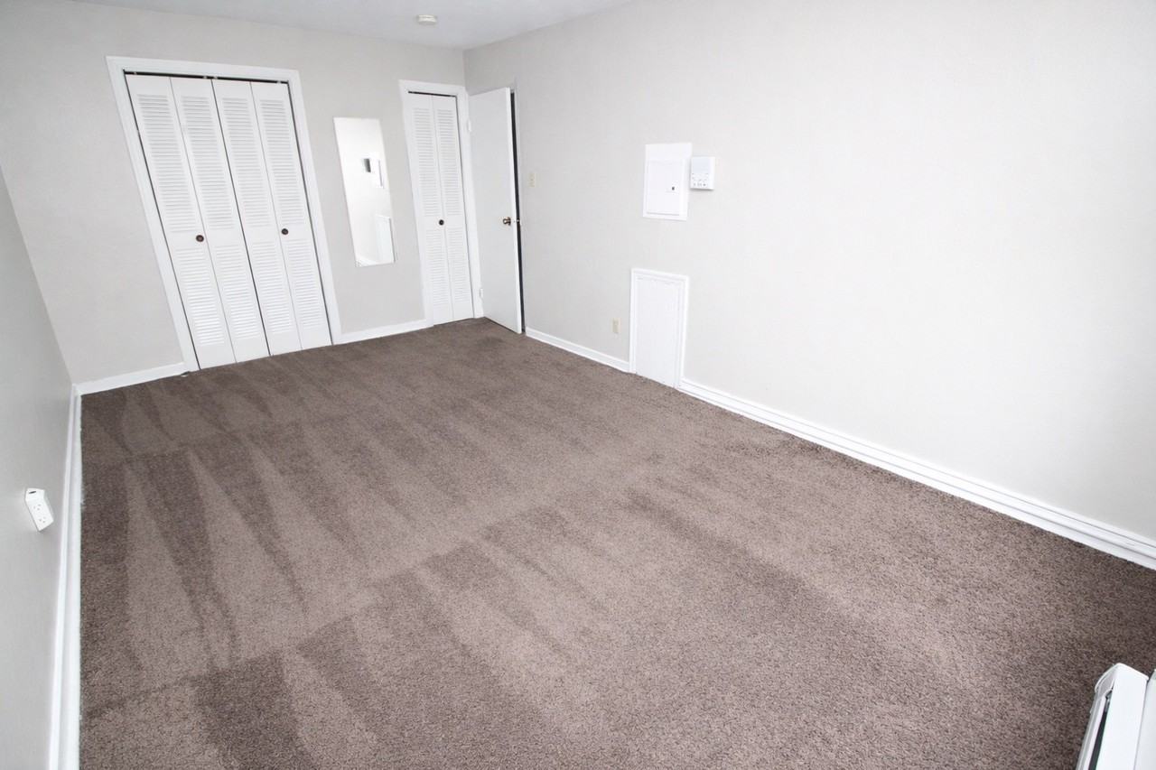 FENWYCK APARTMENTS -- 024 - Photo 7 of 9