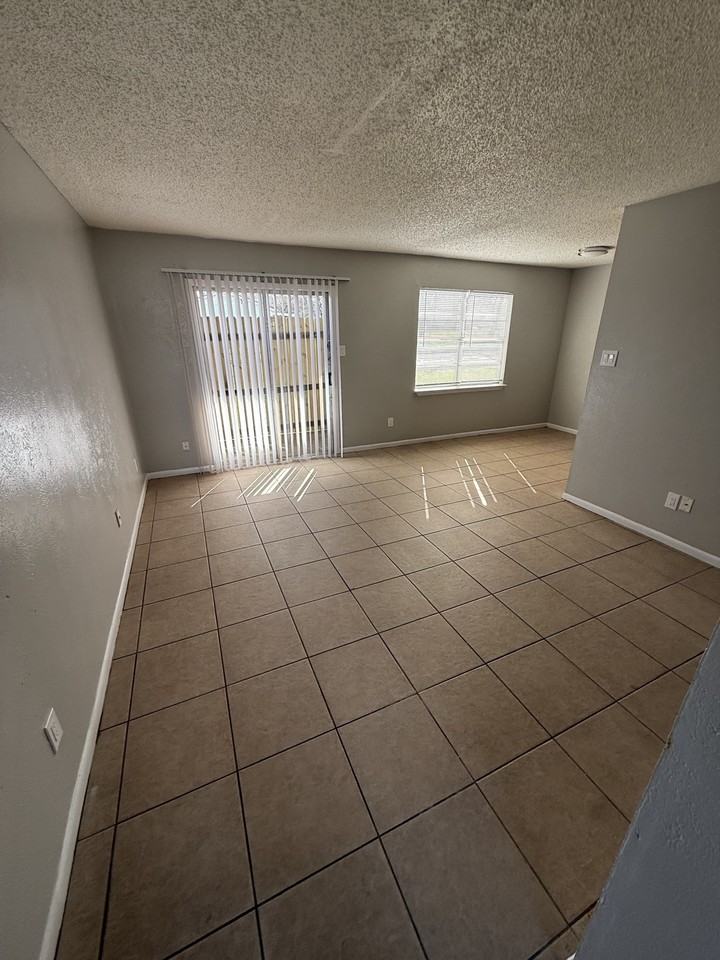 2207 Jennifer - Photo 2 of 8