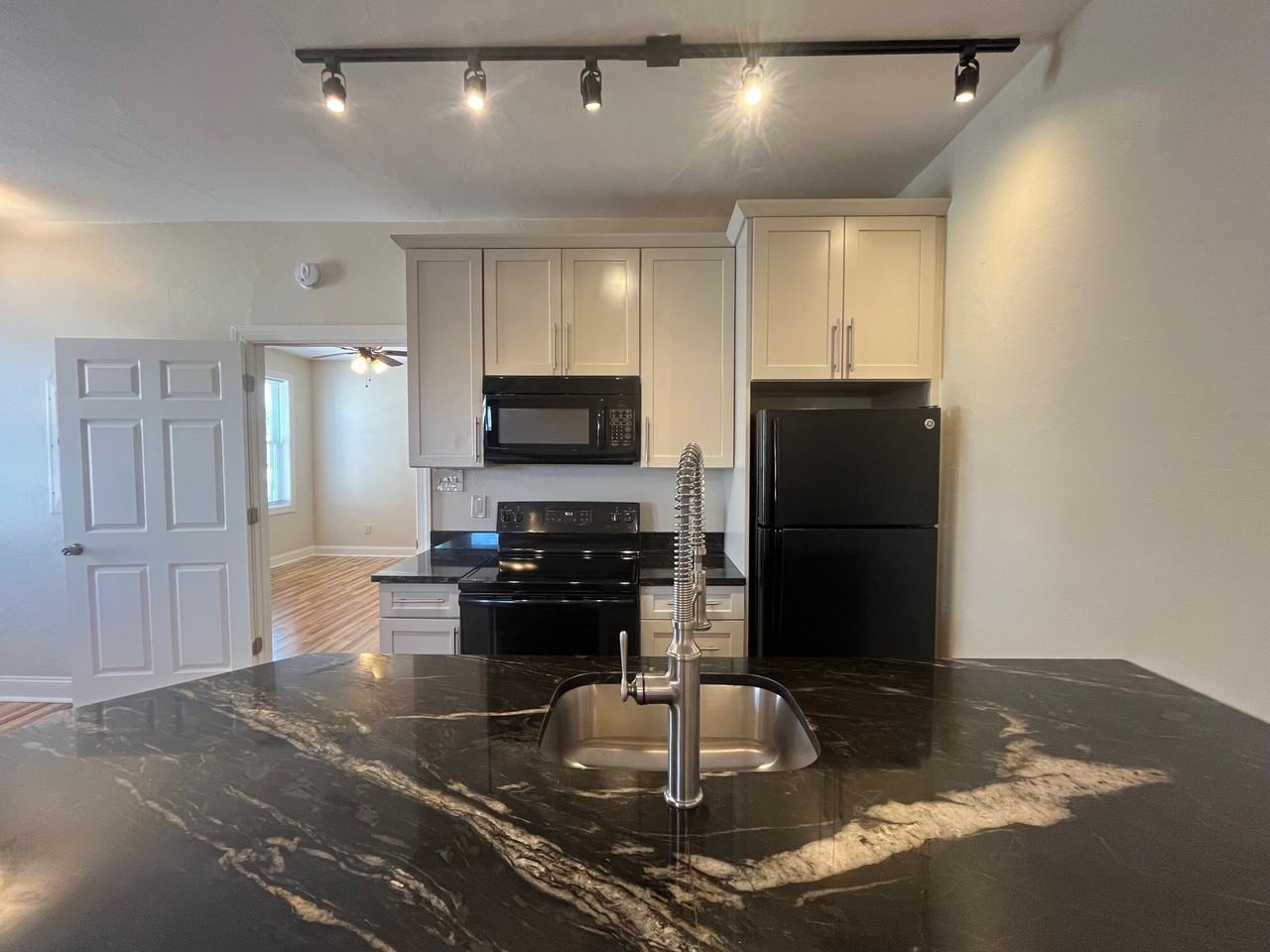 Centre 4924 - Photo 3 of 23