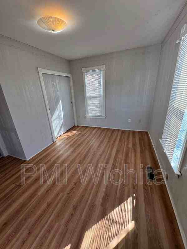 228 Sw 3rd St - Photo 3 of 14