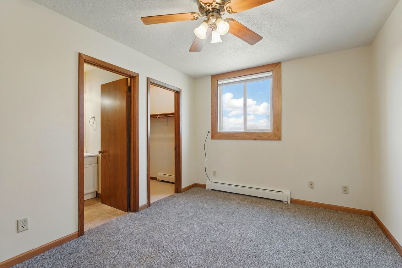 613 Park Avenue - Photo 4 of 36