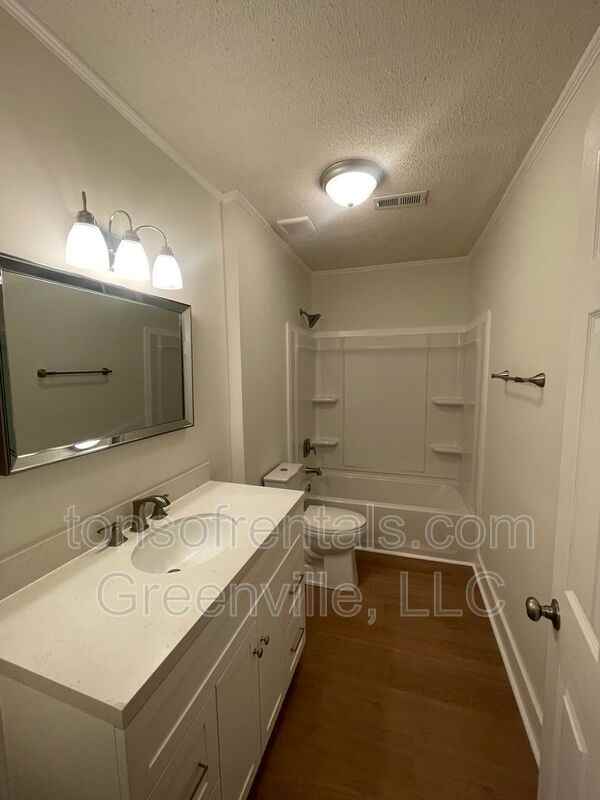 521 W Robinson St - Photo 4 of 8