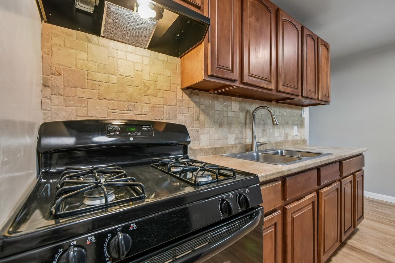 3435 Zuni ST - Photo 7 of 11