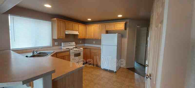 5719 Ne 135th Ave - Photo 5 of 12