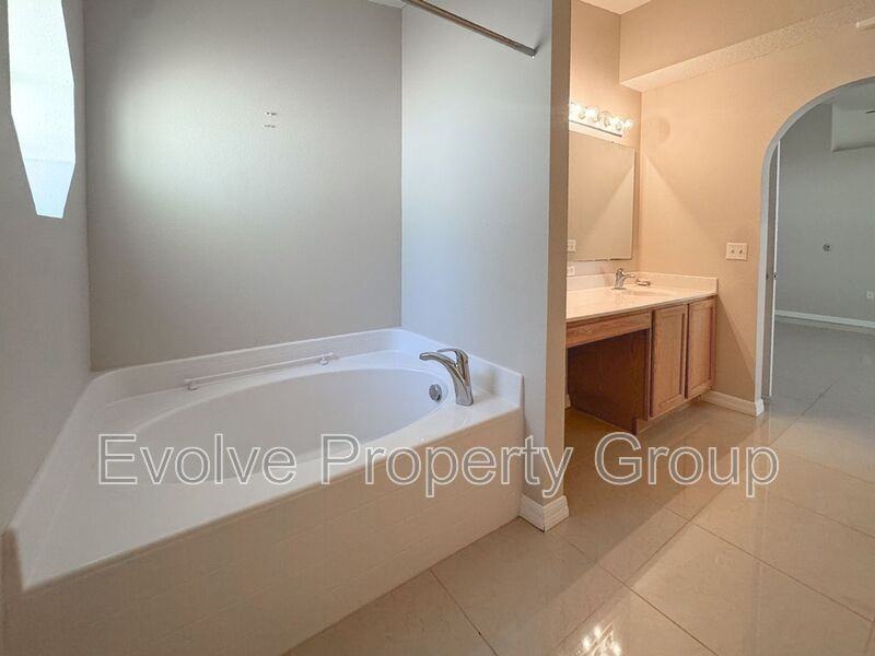 21 Llanes Pl - Photo 6 of 38