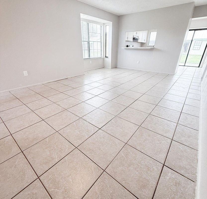 525 Sw Sara Blvd - Photo 3 of 11