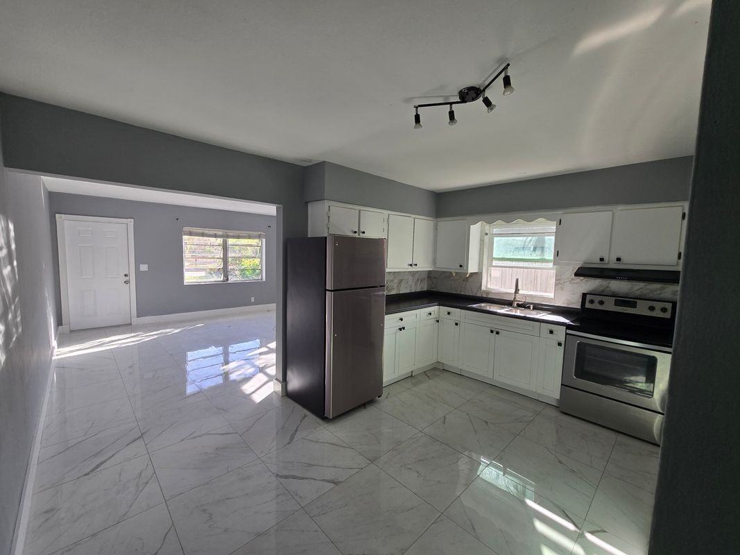 1021 Sw 32nd Ct - Photo 3 of 10