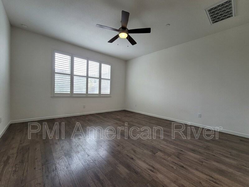 708 Gentle Breeze Way - Photo 4 of 37