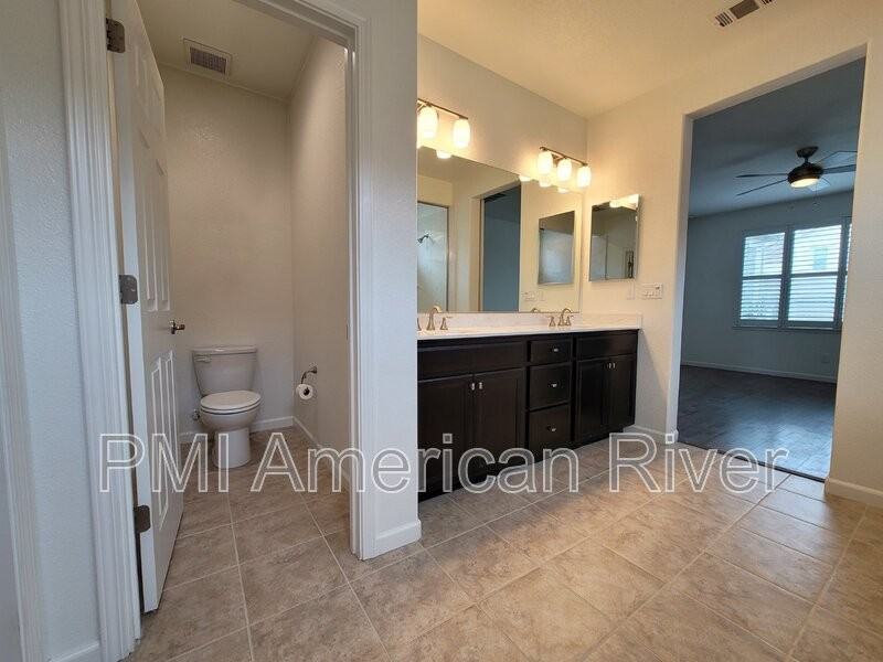 708 Gentle Breeze Way - Photo 5 of 37