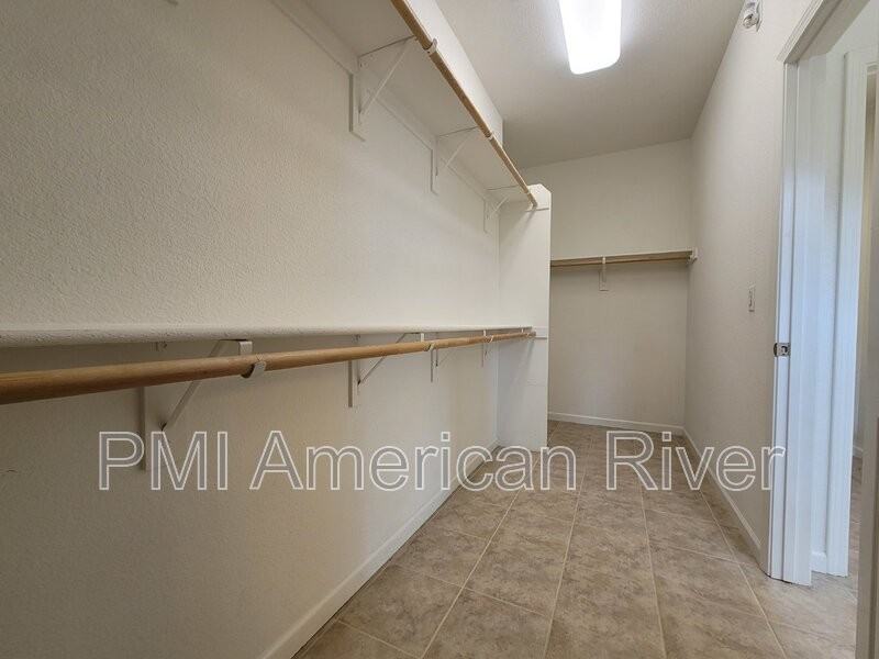 708 Gentle Breeze Way - Photo 7 of 37