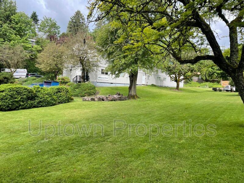 1420 Sw Bertha Blvd #C5 - Photo 5 of 12