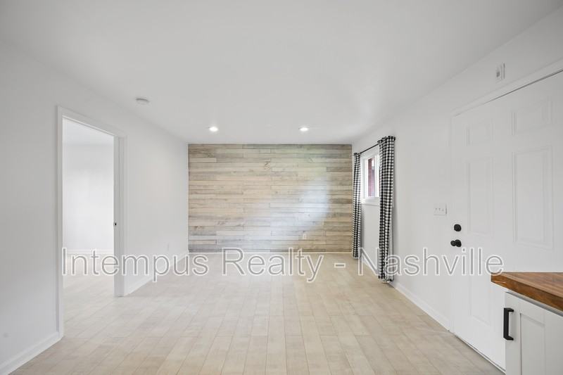 910 Shelby Ave #204 - Photo 2 of 11