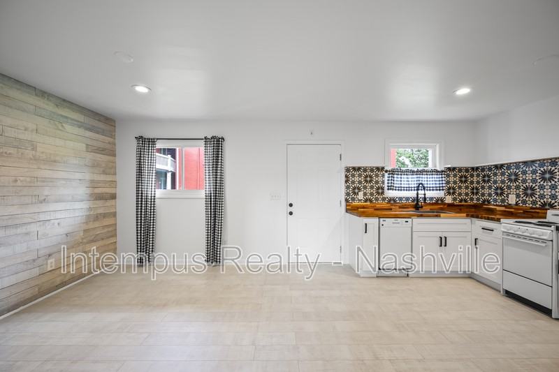 910 Shelby Ave #204 - Photo 3 of 11