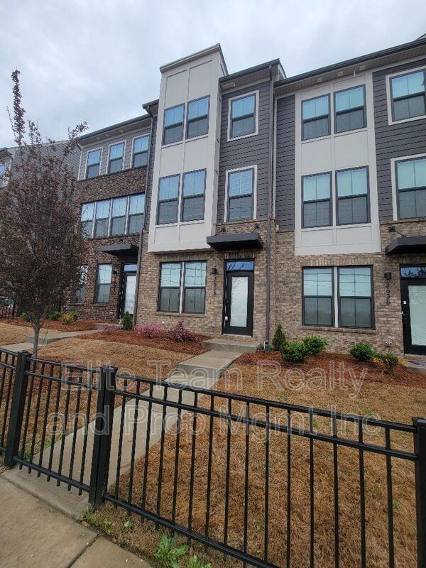 3633 S Tryon St - Photo 2 of 50