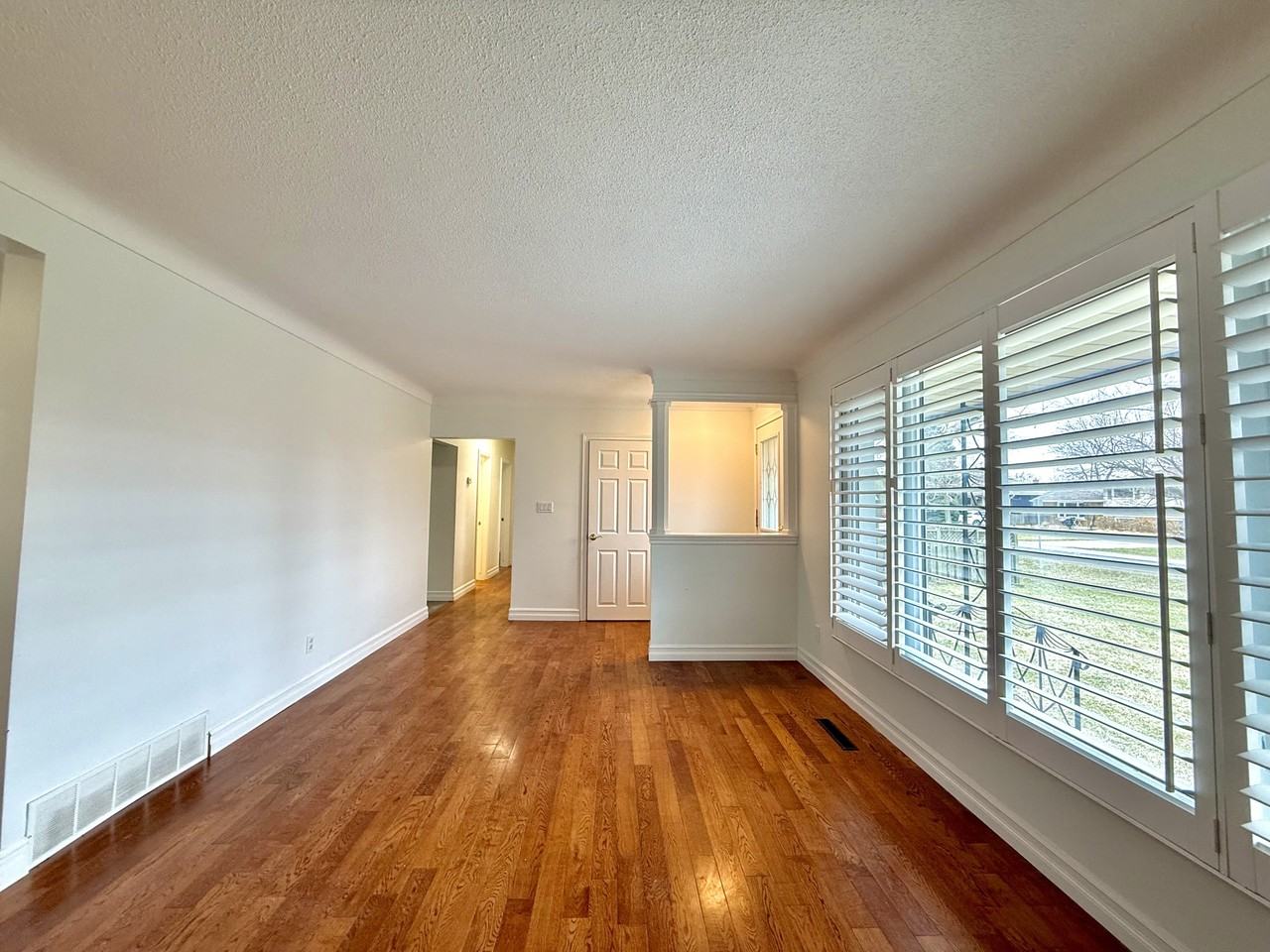 90 Rochelle Dr - Photo 2 of 10