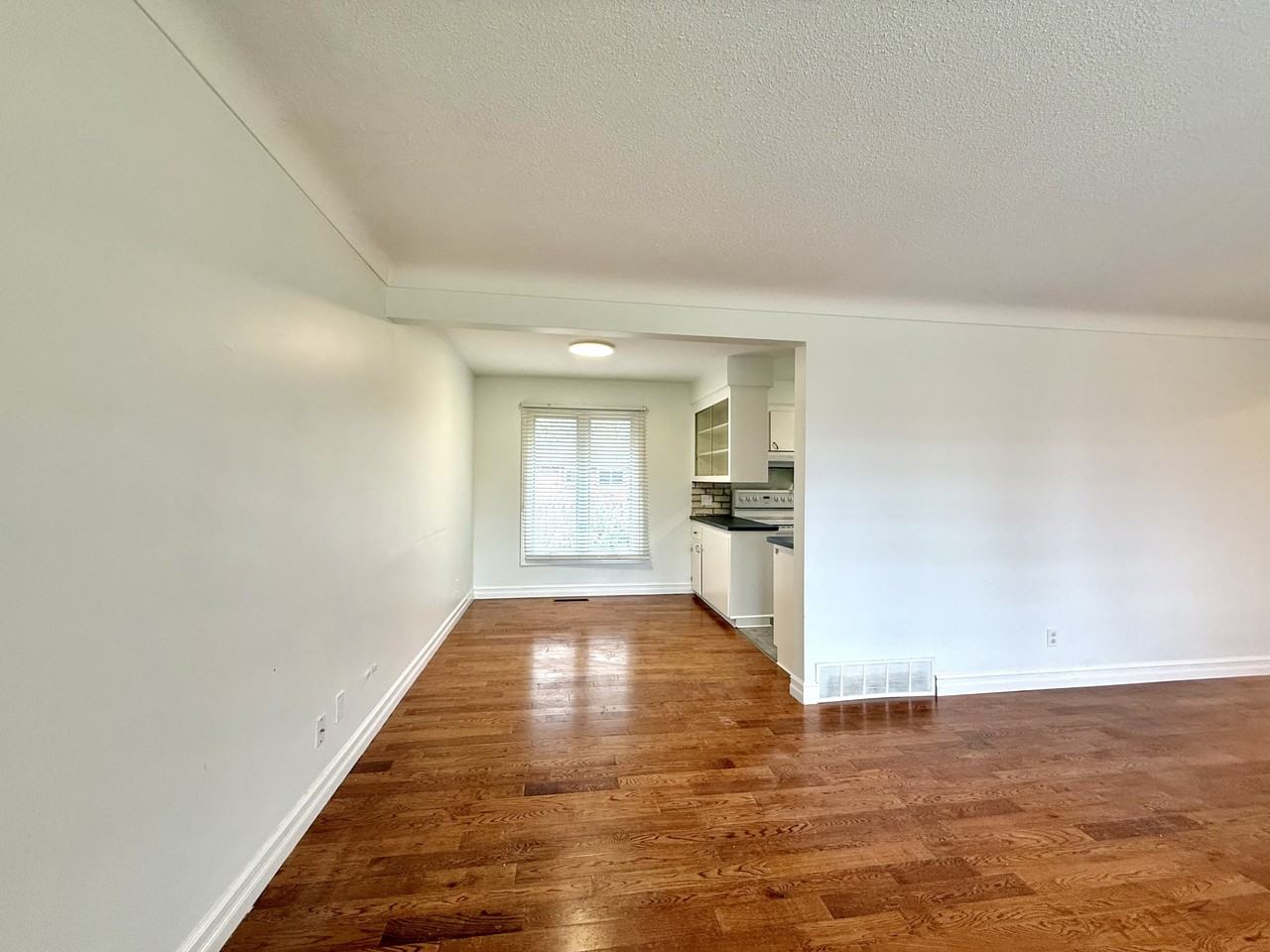 90 Rochelle Dr - Photo 4 of 10