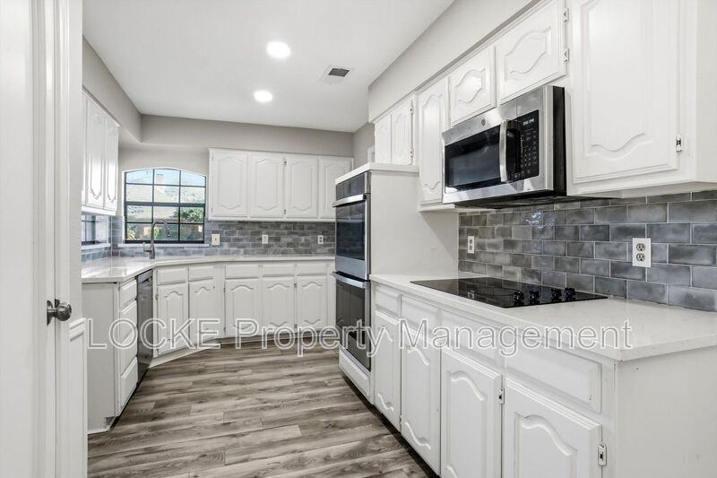 2212 Valcourt Dr - Photo 2 of 16