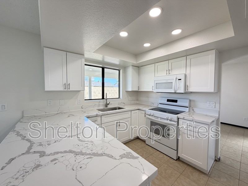 5239 N 78th Dr - Photo 2 of 30