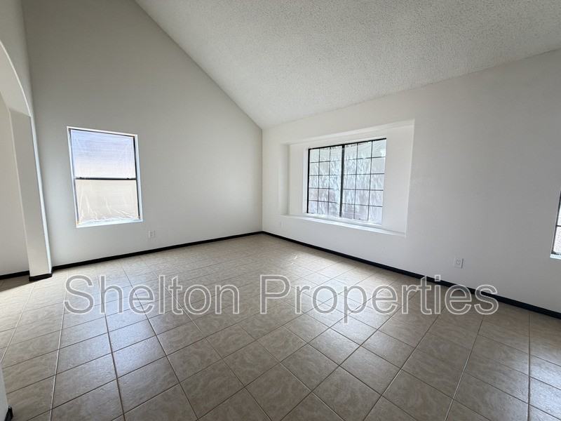 5239 N 78th Dr - Photo 4 of 30