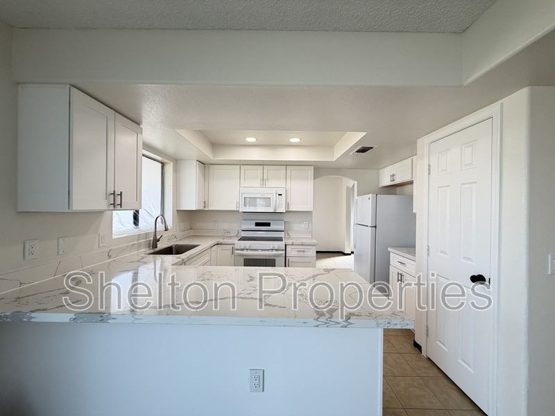 5239 N 78th Dr - Photo 6 of 30