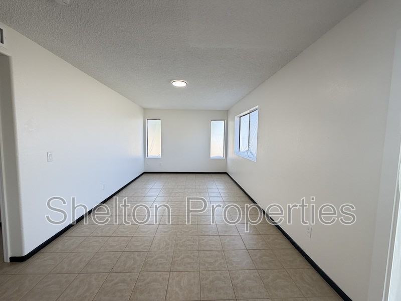 5239 N 78th Dr - Photo 7 of 30