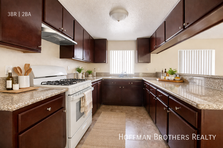 8926 Burnet Ave Property - Photo 5 of 8