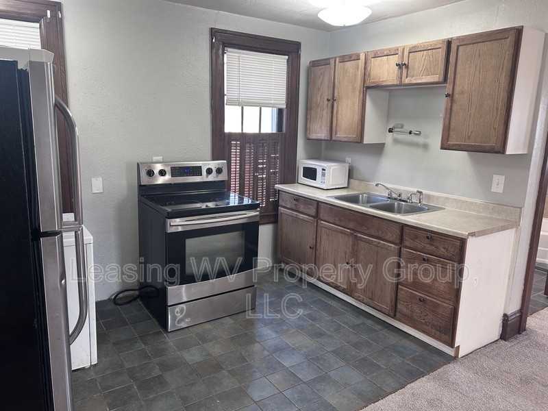 5722 Stiles Dr #B - Photo 2 of 7