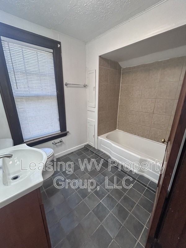 5722 Stiles Dr #B - Photo 6 of 7